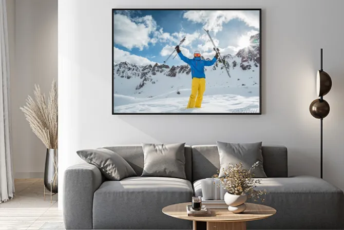 Plakat: Narciarz w wysokich górach