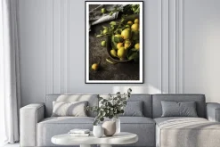 Plakat: Naturalna kompozycja gruszek w stalowej misce