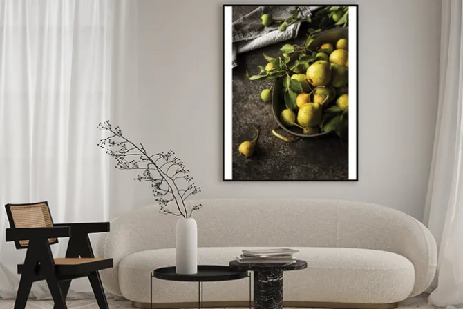 Plakat: Naturalna kompozycja gruszek w stalowej misce