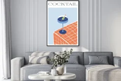 Plakat: Niebieski koktajl z oliwkami na tle kafelków