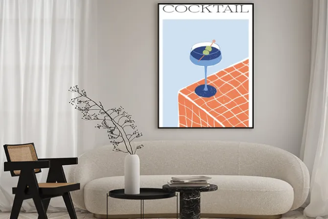 Plakat: Niebieski koktajl z oliwkami na tle kafelków