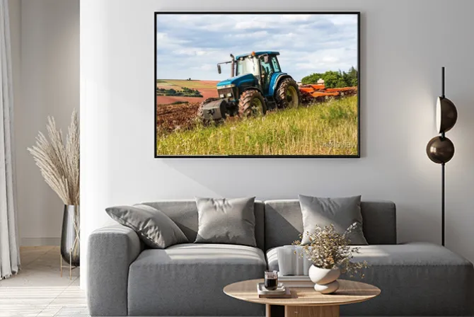 Plakat: Niebieski traktor na polu uprawnym w dzień