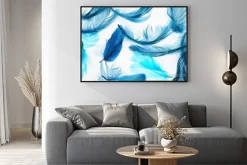 Plakat: Niebieskie piórka na białym tle