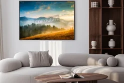 Plakat: Niesamowity krajobraz górski z mgły i stogu siana