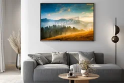 Plakat: Niesamowity krajobraz górski z mgły i stogu siana