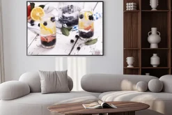 Plakat: Odświeżanie domowe letni koktajl z jagód i owoców. selektywne