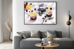 Plakat: Odświeżanie domowe letni koktajl z jagód i owoców. selektywne