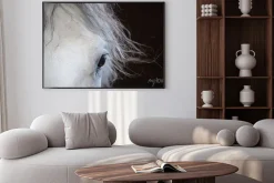 Plakat: Oko białego konia z bliska