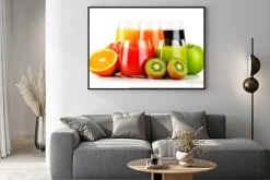 Plakat: Okulary różnorodnych soków owocowych na białym. detox dieta