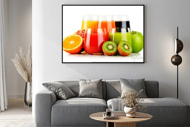 Plakat: Okulary różnorodnych soków owocowych na białym. detox dieta