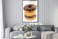 Plakat: Oszklone pączki na talerz i kubek kawy, zbliżenie