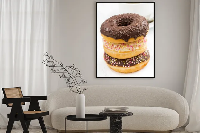 Plakat: Oszklone pączki na talerz i kubek kawy, zbliżenie