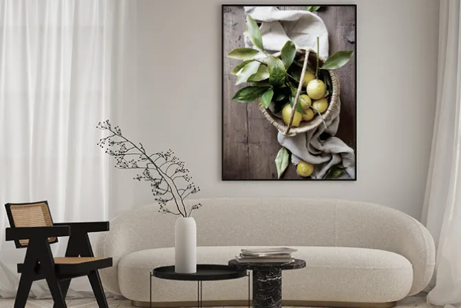 Plakat: Owoce cytryny w koszu na drewnianym stole