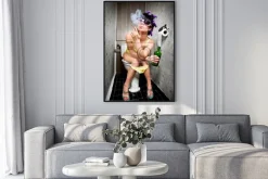 Plakat: Paląca kobieta w toalecie z wałkami we włosach