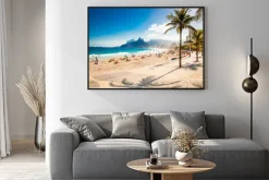 Plakat: Palmy i two brothers górskie na plaży ipanema w rio de janeiro