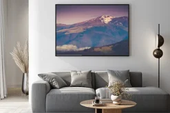 Plakat: Panoramiczny krajobraz górski wiosną.