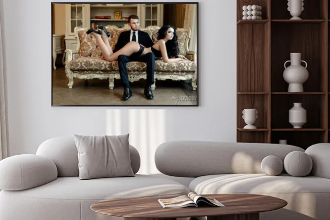 Plakat: Para na retro kanapie