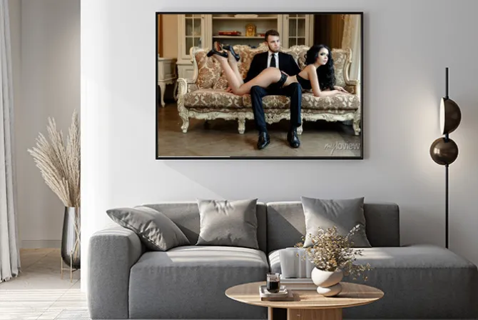 Plakat: Para na retro kanapie