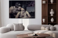 Plakat: Para w intymnej pozie na łóżku