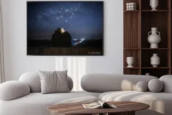 Plakat: Para zakochanych siedzi w uścisku