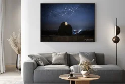 Plakat: Para zakochanych siedzi w uścisku