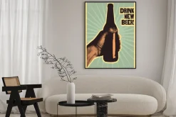 Plakat: Pij nowe piwo! plakat typograficzny styl vintage piwo. ręka trzyma