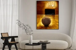 Plakat: Piłka do koszykówki na parkiecie