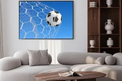 Plakat: Piłka w bramce na tle nieba