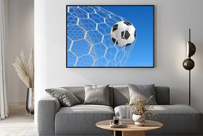 Plakat: Piłka w bramce na tle nieba