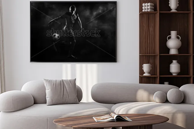 Plakat: Piłkarz wykonujący trik z piłką na ciemnym tle