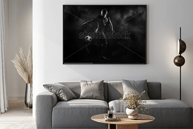 Plakat: Piłkarz wykonujący trik z piłką na ciemnym tle