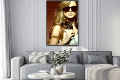 Plakat: Piękna dziewczyna ze słuchawkami