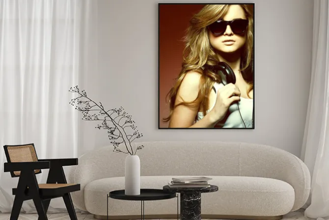 Plakat: Piękna dziewczyna ze słuchawkami
