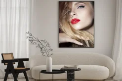 Plakat: Piękna dziewczyna z czerwonymi ustami i ręką niedaleko twarzy