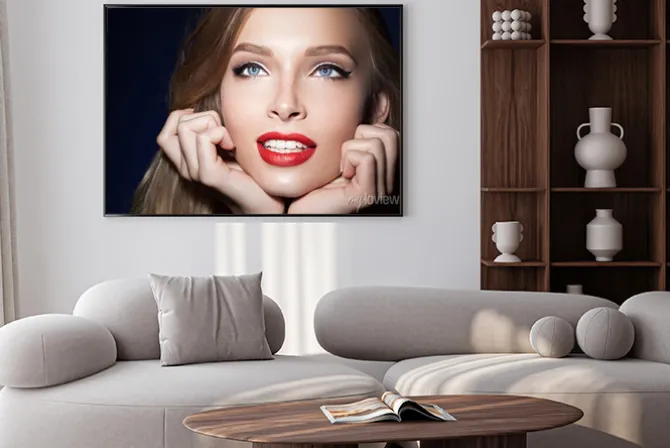 Plakat: Piękna dziewczyna z czerwonymi ustami z rękami w pobliżu twarzy