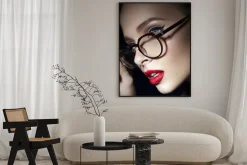 Plakat: Piękna dziewczyna z czerwonymi ustami