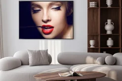 Plakat: Piękna dziewczyna z czerwonymi ustami i hollywood uzupełnić