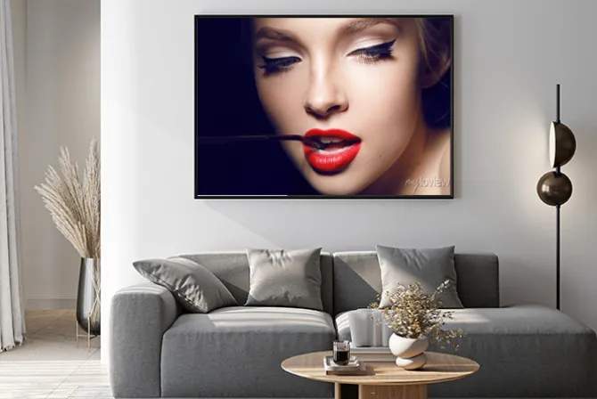 Plakat: Piękna dziewczyna z czerwonymi ustami i hollywood uzupełnić