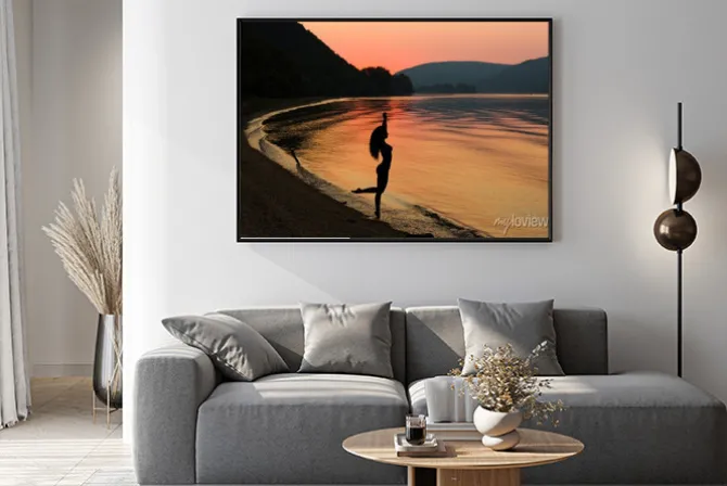 Plakat: Piękna i seksowna kobieta, długie włosy na plaży o zachodzie