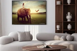 Plakat: Piękna kobieta siedzi na słoniu