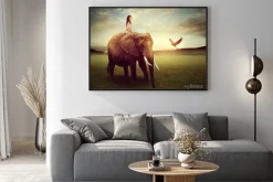 Plakat: Piękna kobieta siedzi na słoniu