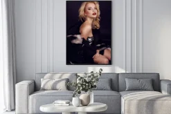 Plakat: Piękna kobieta z blond włosy nosi luksusowy maskowy, futra i