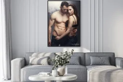 Plakat: Piękna młoda uśmiechnięta para w miłości obejmującego kryty