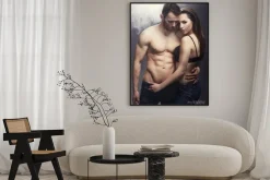 Plakat: Piękna młoda uśmiechnięta para w miłości obejmującego kryty