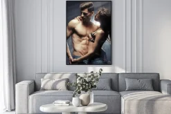 Plakat: Piękna młoda uśmiechnięta para w miłości obejmującego kryty