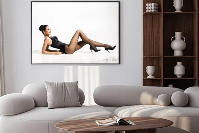 Plakat: Piękna, szczupła pani nosi prowokacyjny rajstopy na białym tle.