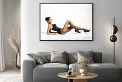 Plakat: Piękna, szczupła pani nosi prowokacyjny rajstopy na białym tle.