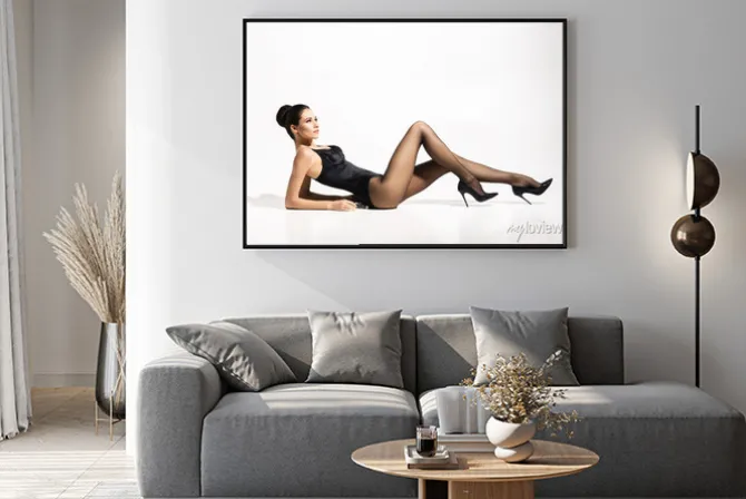 Plakat: Piękna, szczupła pani nosi prowokacyjny rajstopy na białym tle.