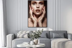 Plakat: Piękne dziewczyny z delikatnego makijażu i kryształów na twarzy.