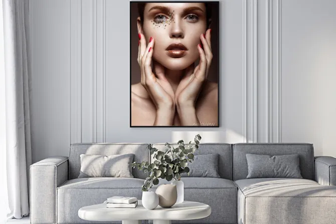 Plakat: Piękne dziewczyny z delikatnego makijażu i kryształów na twarzy.